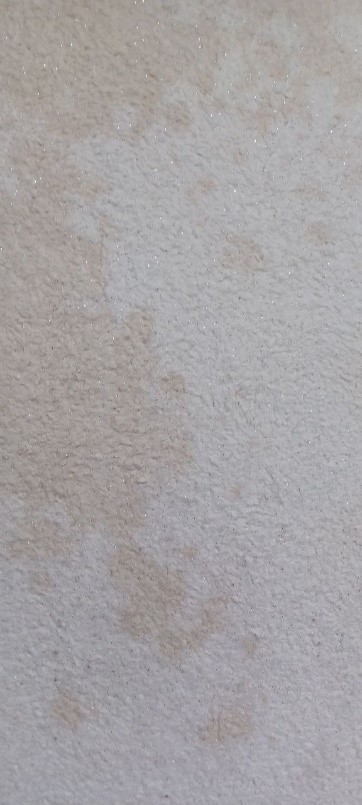 жовті плями на рідких шпалерах